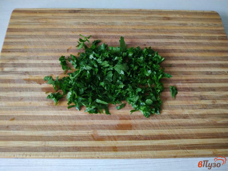 Фото приготовление рецепта: Постные лепешки на соде с зеленью шаг №2