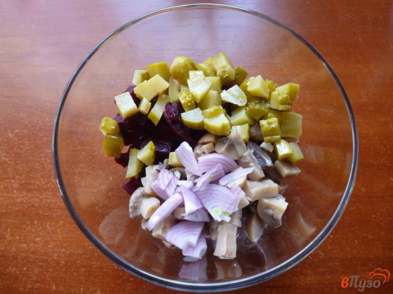 Фото приготовление рецепта: Салат со свеклы с маринованными шампиньонами шаг №3