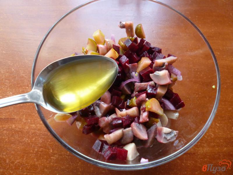 Фото приготовление рецепта: Салат со свеклы с маринованными шампиньонами шаг №4