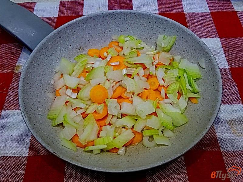 Фото приготовление рецепта: Суп из вешенок с плавленым сыром шаг №4