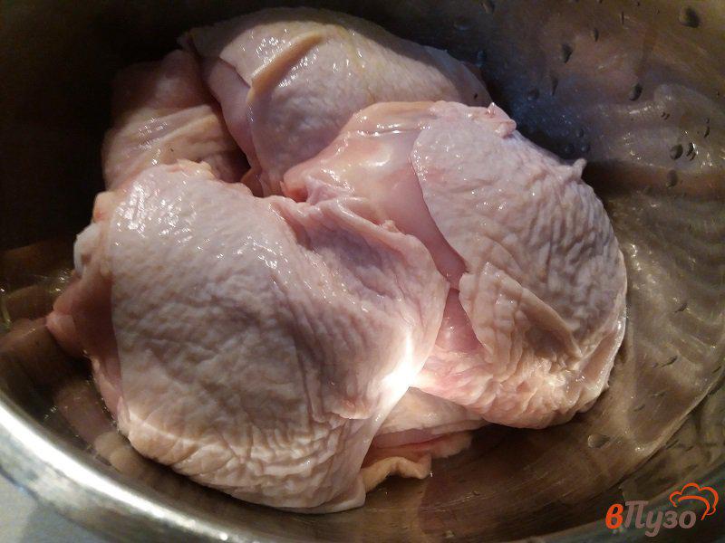 Фото приготовление рецепта: Запечённые куриные бедра с картофелем шаг №1