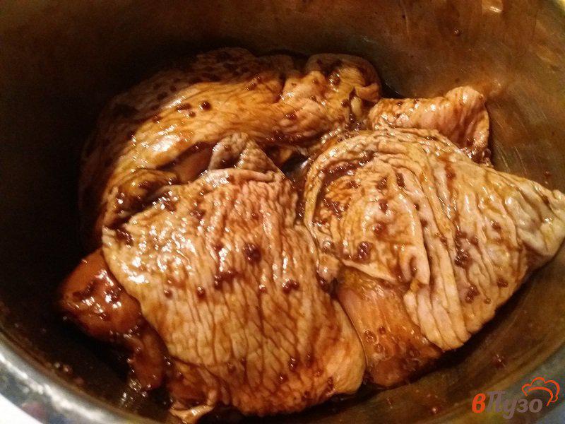 Фото приготовление рецепта: Запечённые куриные бедра с картофелем шаг №6