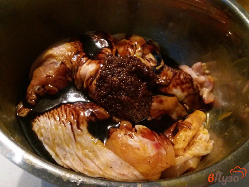Фото приготовление рецепта: Запечённые куриные бедра с картофелем шаг №5