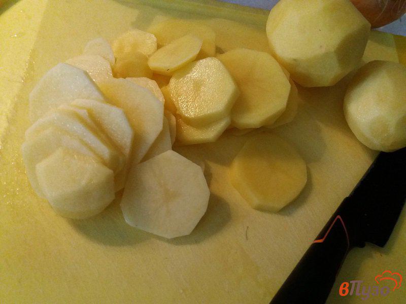 Фото приготовление рецепта: Запечённые куриные бедра с картофелем шаг №7