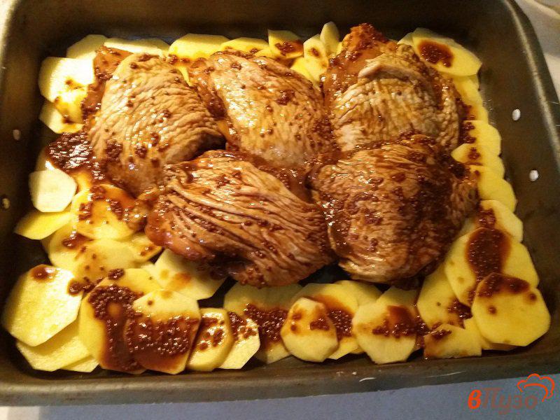 Фото приготовление рецепта: Запечённые куриные бедра с картофелем шаг №8