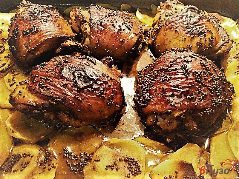 Фото приготовление рецепта: Запечённые куриные бедра с картофелем шаг №9