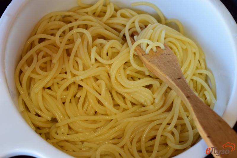 Фото приготовление рецепта: Спагетти с курицей в сливочном соусе шаг №4