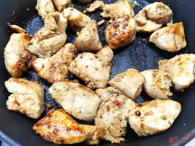 Фото приготовление рецепта: Куриное филе в соевом соусе на сковороде шаг №4