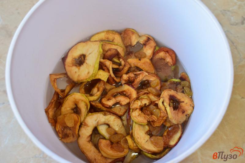 Фото приготовление рецепта: Компот из сушеных яблок с изюмом шаг №1