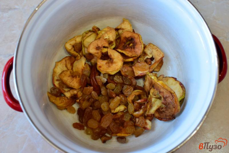 Фото приготовление рецепта: Компот из сушеных яблок с изюмом шаг №2