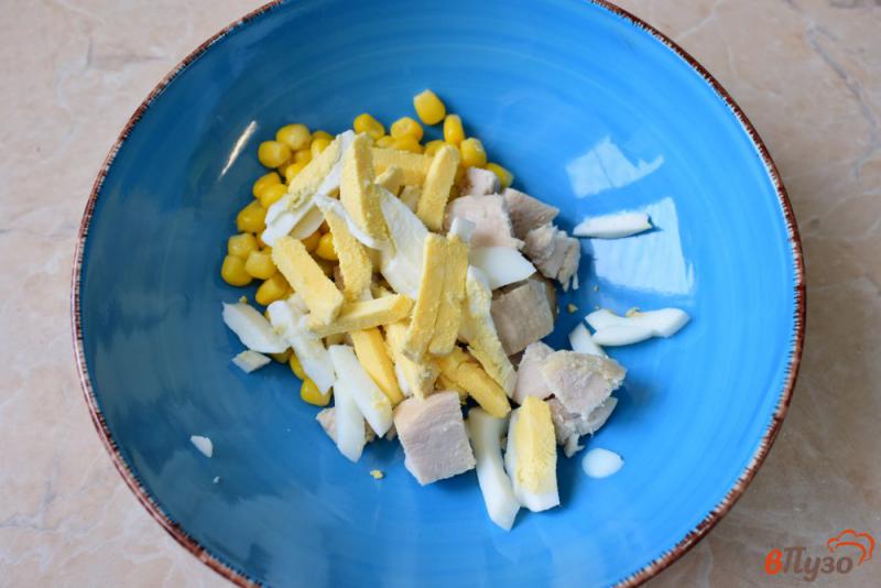 Фото приготовление рецепта: Салат с курицей кукурузой и грибами шаг №2