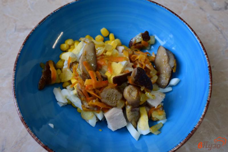 Фото приготовление рецепта: Салат с курицей кукурузой и грибами шаг №3