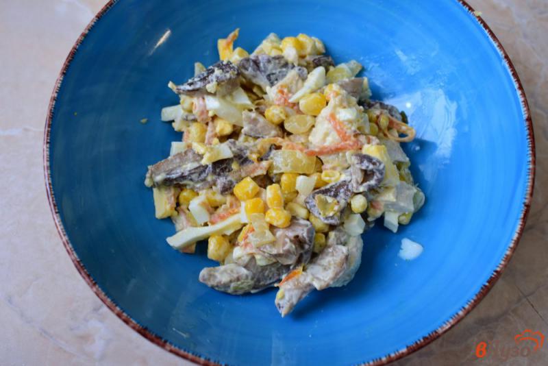 Фото приготовление рецепта: Салат с курицей кукурузой и грибами шаг №4