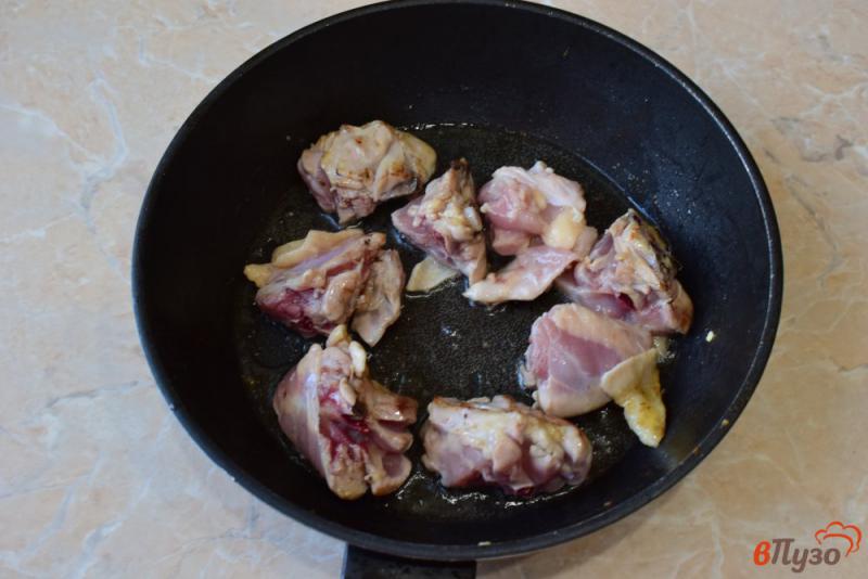 Фото приготовление рецепта: Курица с грибами и картошкой в сливках шаг №1