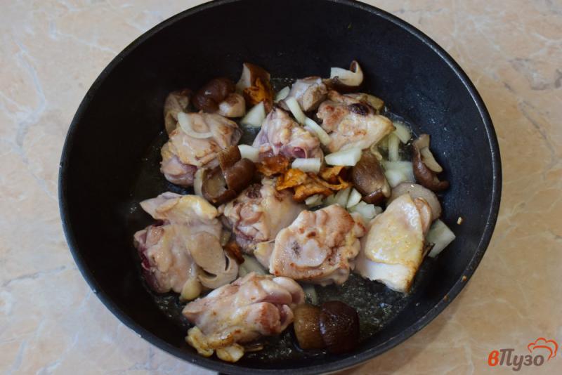 Фото приготовление рецепта: Курица с грибами и картошкой в сливках шаг №2