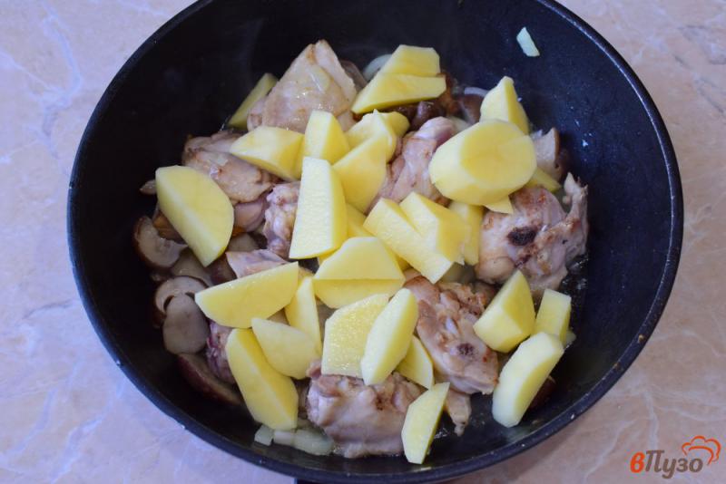 Фото приготовление рецепта: Курица с грибами и картошкой в сливках шаг №3