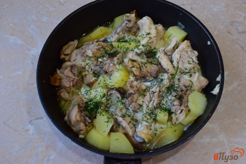Фото приготовление рецепта: Курица с грибами и картошкой в сливках шаг №4
