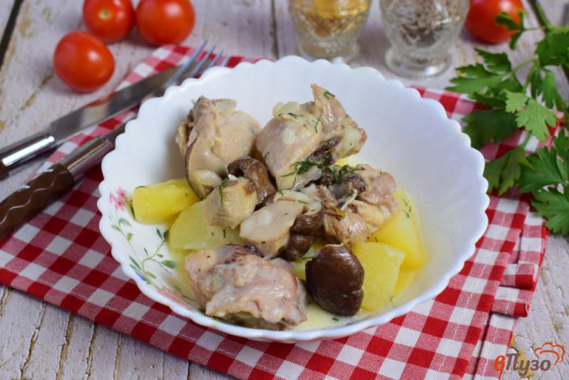 Фото приготовление рецепта: Курица с грибами и картошкой в сливках шаг №5