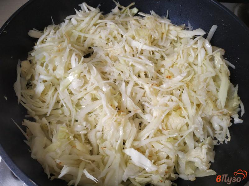 Фото приготовление рецепта: Жареная капуста с соком лимона и травами шаг №3