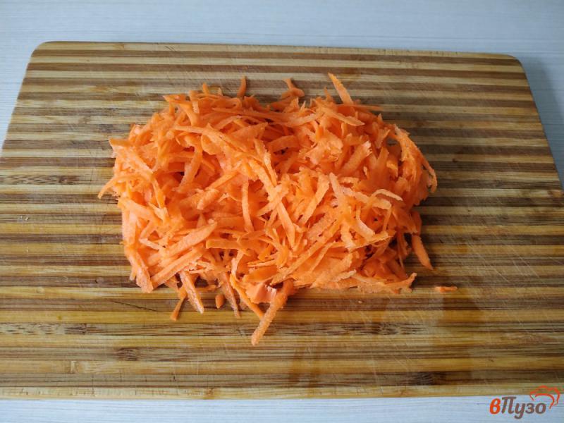 Фото приготовление рецепта: Морковный салат с сыром и чесноком шаг №3