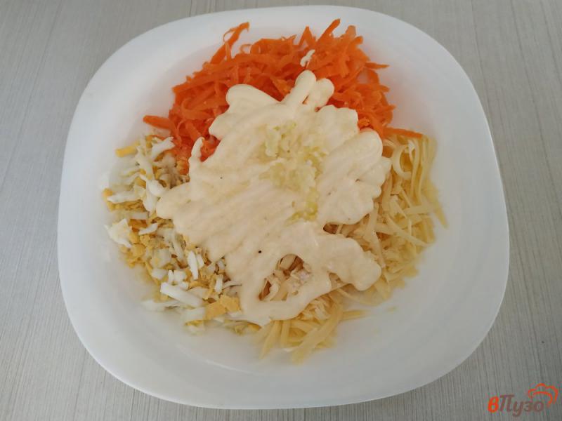 Фото приготовление рецепта: Морковный салат с сыром и чесноком шаг №5