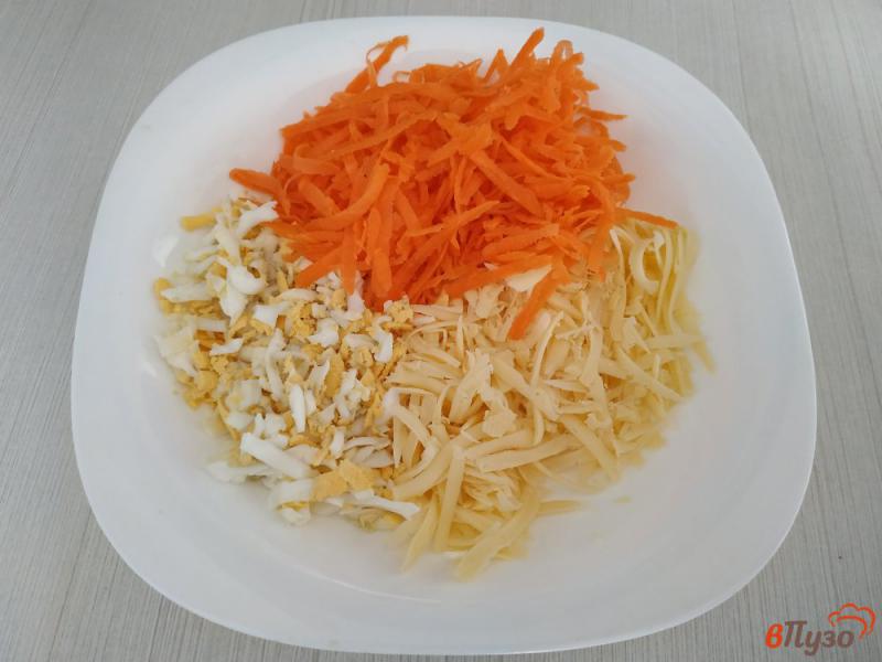 Фото приготовление рецепта: Морковный салат с сыром и чесноком шаг №4