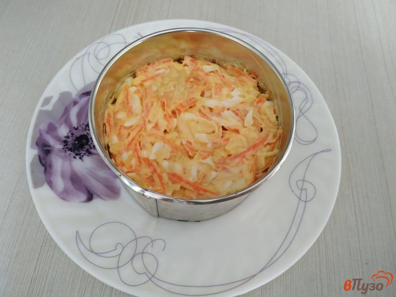 Фото приготовление рецепта: Морковный салат с сыром и чесноком шаг №6