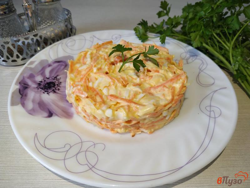 Фото приготовление рецепта: Морковный салат с сыром и чесноком шаг №7