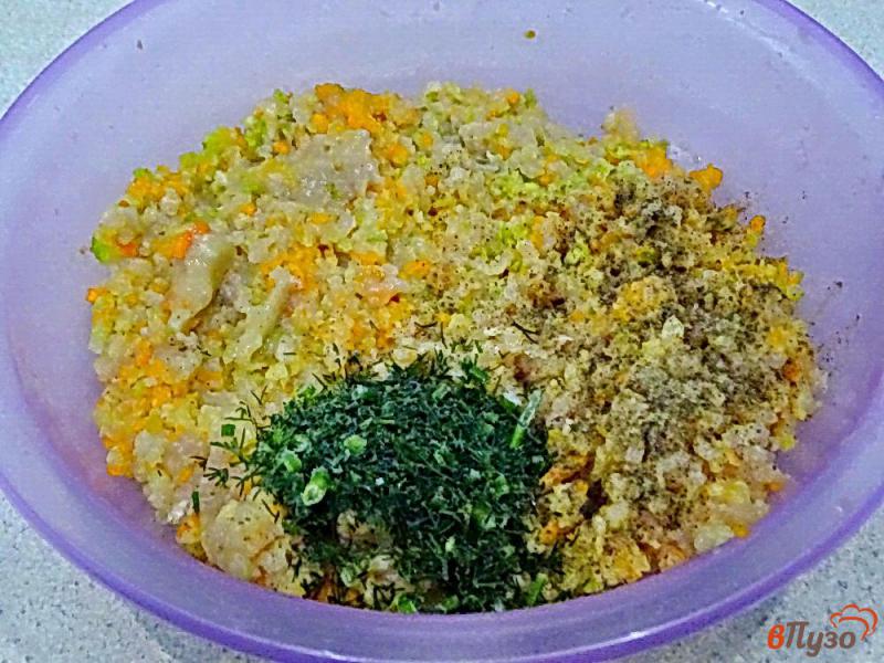 Фото приготовление рецепта: Куриные котлеты с капустой луком и морковью шаг №4