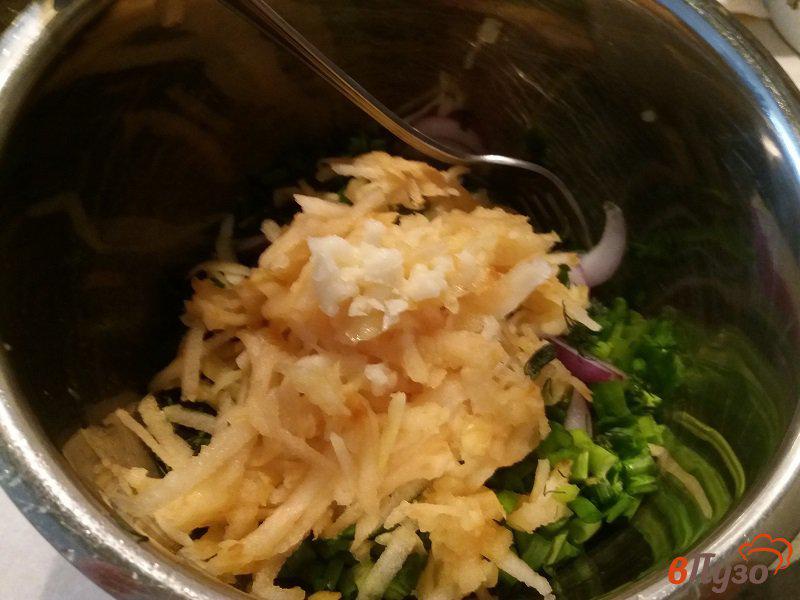 Фото приготовление рецепта: Салат из филе сельди с зеленью и кислым яблоком шаг №4
