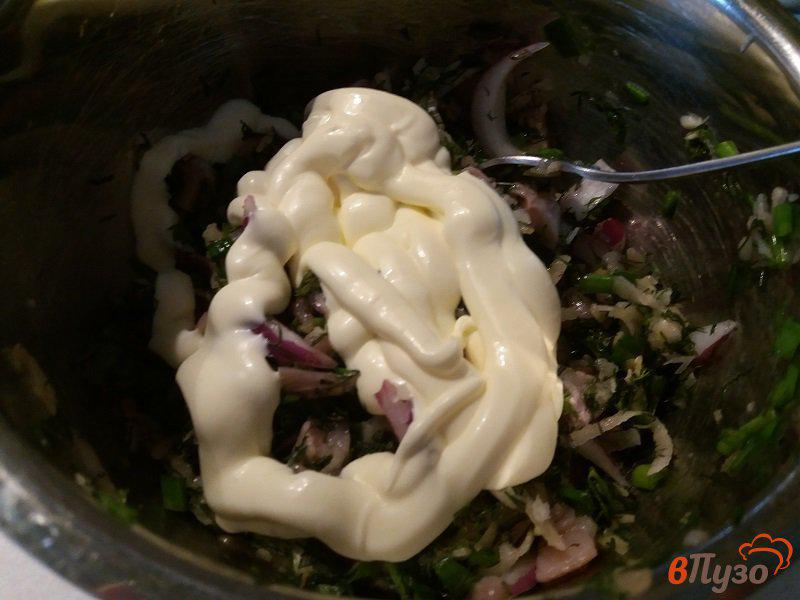 Фото приготовление рецепта: Салат из филе сельди с зеленью и кислым яблоком шаг №5