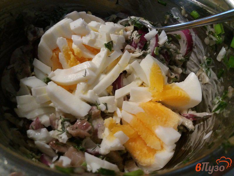 Фото приготовление рецепта: Салат из филе сельди с зеленью и кислым яблоком шаг №6