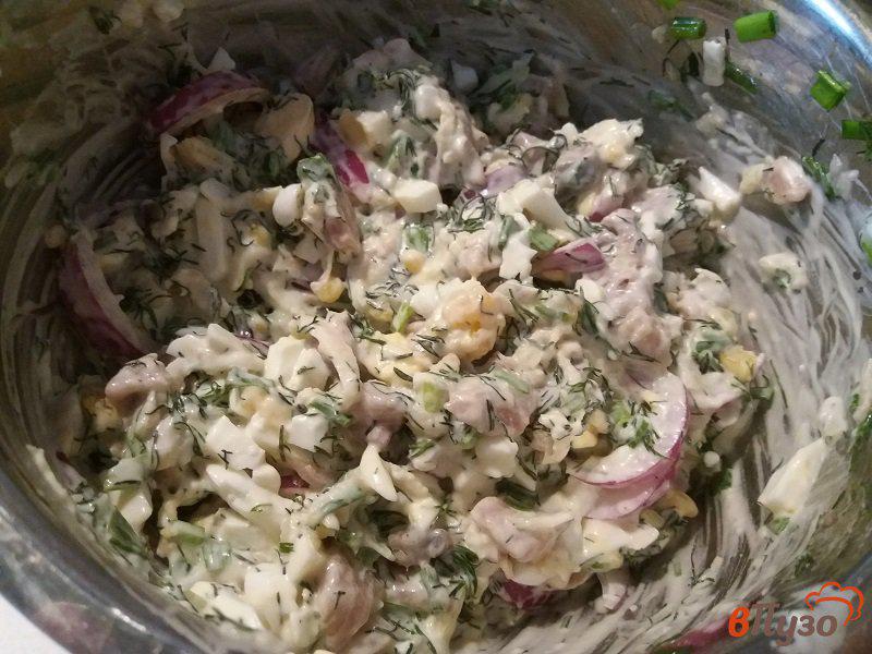 Фото приготовление рецепта: Салат из филе сельди с зеленью и кислым яблоком шаг №7