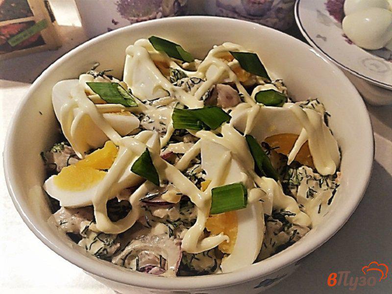 Фото приготовление рецепта: Салат из филе сельди с зеленью и кислым яблоком шаг №9
