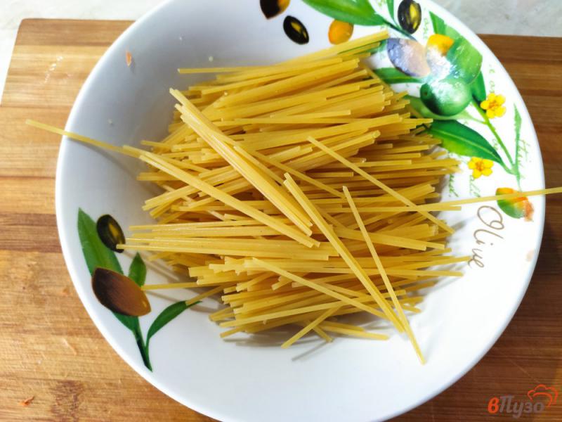 Фото приготовление рецепта: Куриный суп со спагетти и куркумой шаг №5