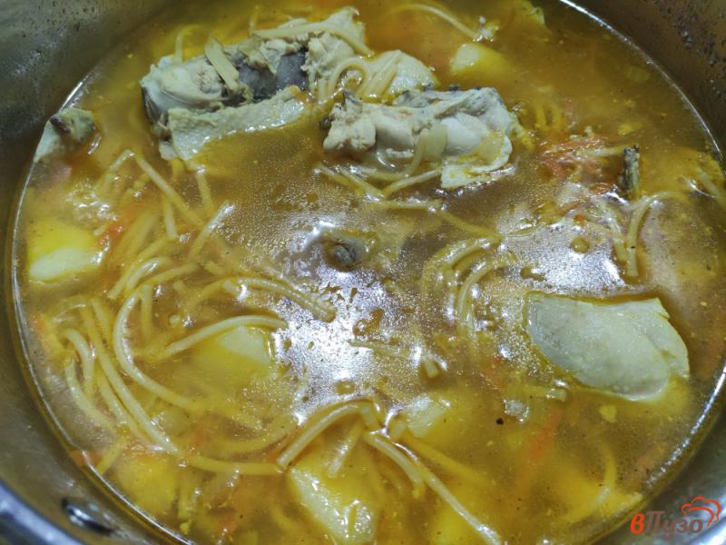 Фото приготовление рецепта: Куриный суп со спагетти и куркумой шаг №8