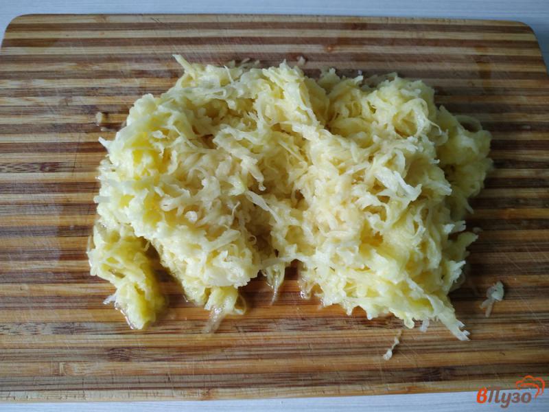 Фото приготовление рецепта: Драники с ветчиной сыром и зеленью шаг №3