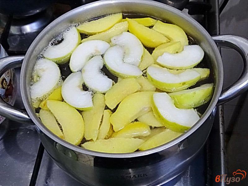 Фото приготовление рецепта: Компот из черноплодной рябины калины айвы и яблока шаг №4