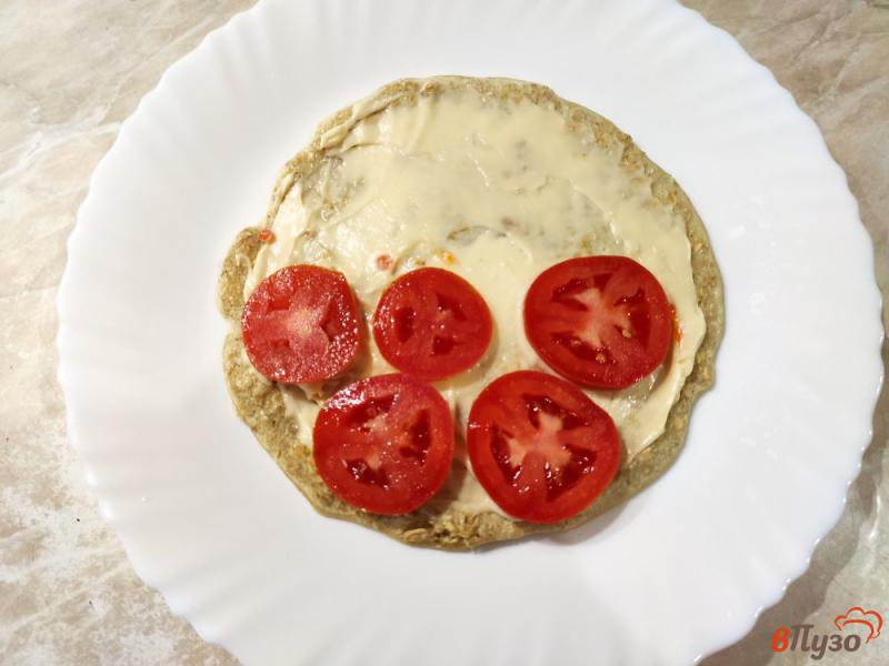 Фото приготовление рецепта: Овсяно блин с плавленым сыром и помидором шаг №5