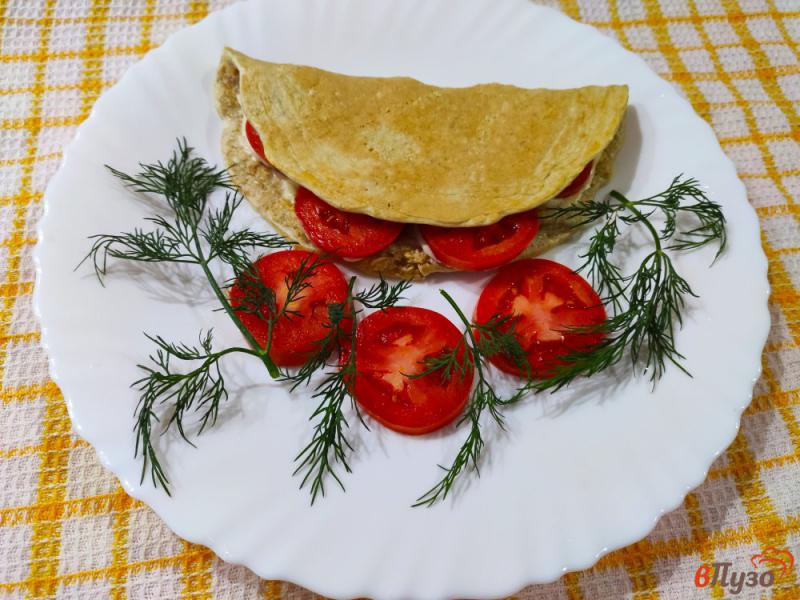Фото приготовление рецепта: Овсяно блин с плавленым сыром и помидором шаг №7