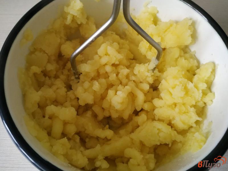 Фото приготовление рецепта: Картофельные зразы с твердым сыром шаг №2