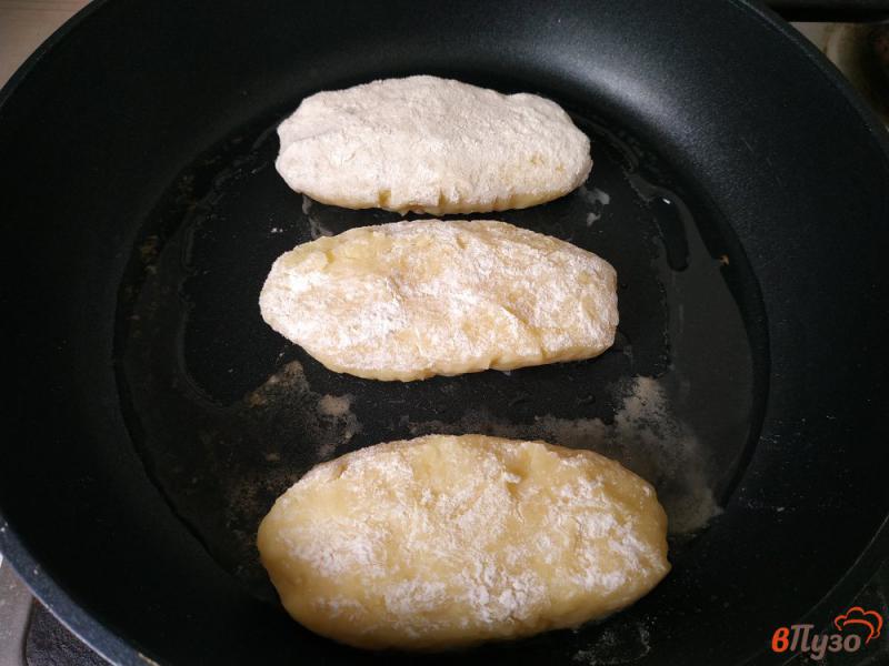 Фото приготовление рецепта: Картофельные зразы с твердым сыром шаг №7