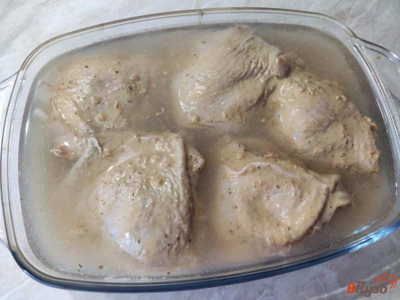 Фото приготовление рецепта: Куриные бедра с гречкой в духовке шаг №5