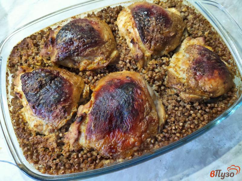 Фото приготовление рецепта: Куриные бедра с гречкой в духовке шаг №6