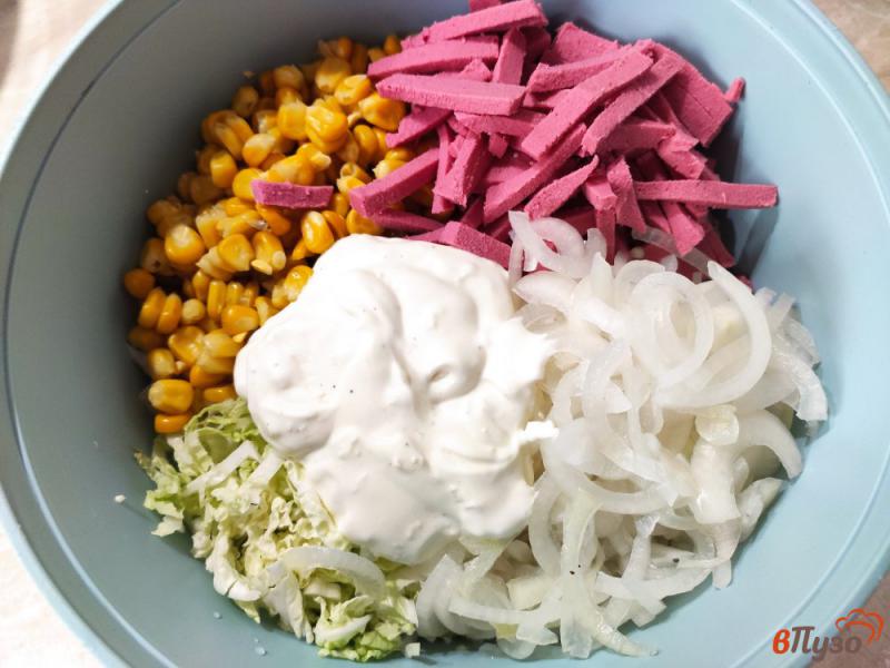 Фото приготовление рецепта: Салат из пекинской капусты с колбасой и кукурузой шаг №5