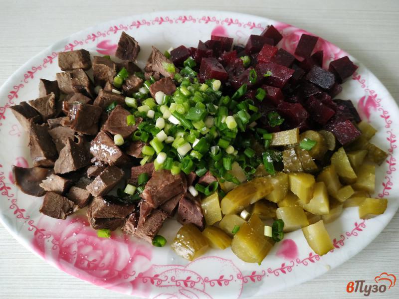 Фото приготовление рецепта: Мясной салат со свеклой и соленым огурцом шаг №9