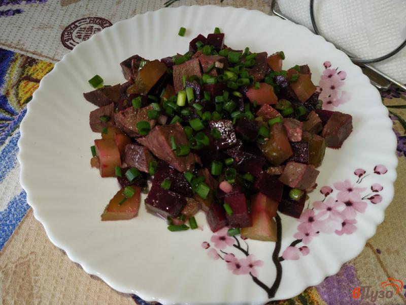 Фото приготовление рецепта: Мясной салат со свеклой и соленым огурцом шаг №10
