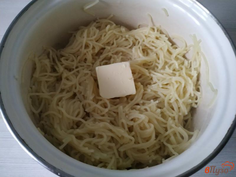 Фото приготовление рецепта: Запеканка из вермешели с салями и сыром шаг №3