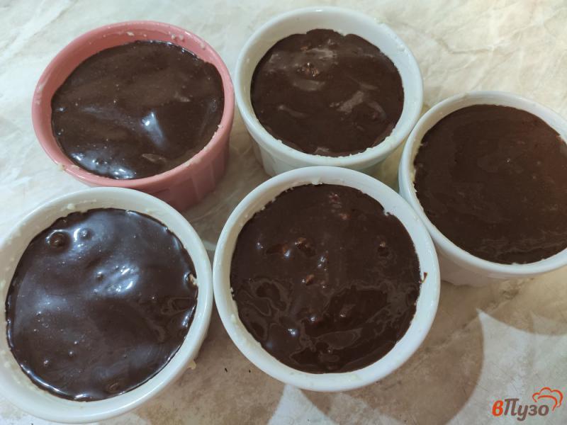 Фото приготовление рецепта: Десерт с заварным кремом под шоколадной глазурью шаг №15