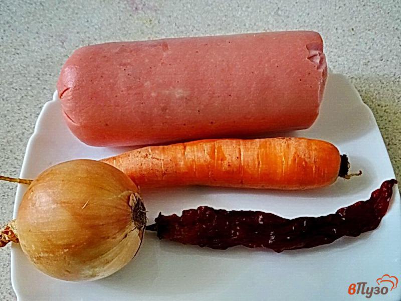 Фото приготовление рецепта: Острая томатная подлива с колбасой шаг №1
